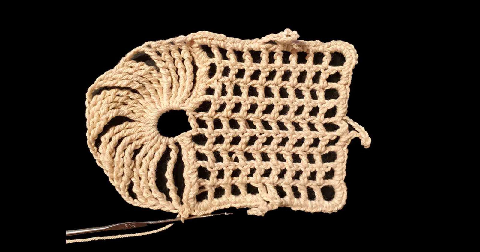 Der erste gehäkelte Halbkreis ist fertig.