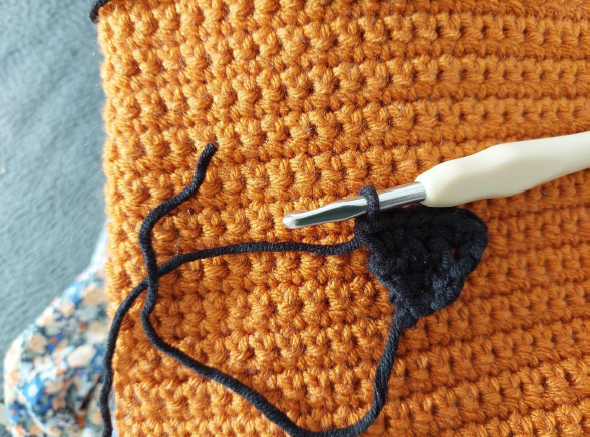 Blog-Inhaltsbild für 'Kostenlose Häkelanleitung: Flaschenhülle Kürbis – Das perfekte Halloween-Mitbringsel'