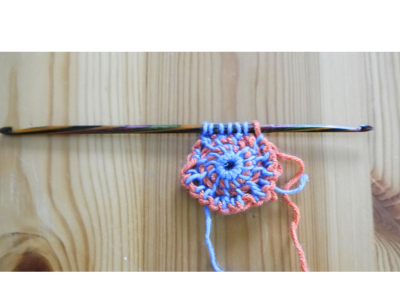 Blog-Inhaltsbild für 'Kostenlose Anleitung für tunesisch gehäkelten, runden Untersetzer'