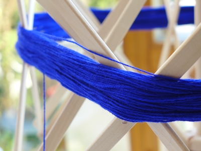 Blog-Inhaltsbild für 'Wolle schnell und komfortabel wickeln - Schirmhaspel und Wollwickler im Einsatz'