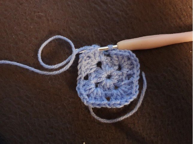 Blog-Inhaltsbild für 'Blumenpflücker-Trösterbärchen – liebevolles Schnuffeltuch | kostenlose Häkelanleitung'