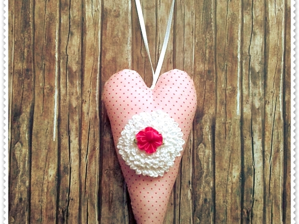 Herzanhänger aus Stoff mit Häkelblüte