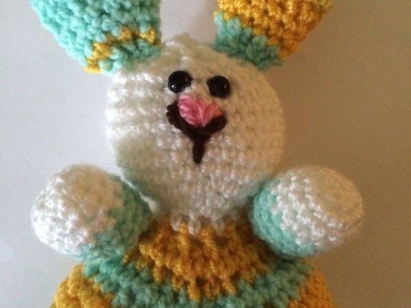 Kostenlose Häkelanleitung - Buntes Osterhäschen