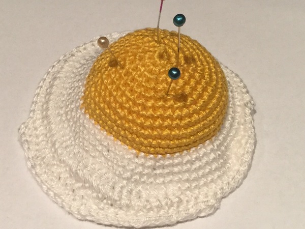 Kostenlose Häkelanleitung für ein Nadelkissen &quot;Spiegelei&quot;