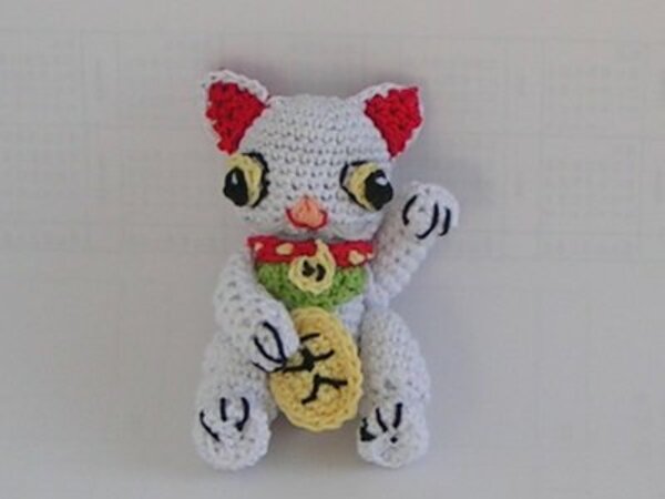 Häkelanleitung Maneki neko Winkekatze gratis