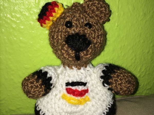 Kostenlose Häkelanleitung - Kleines Fan-Bärchen