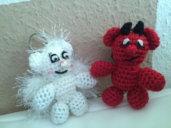 Kostenlose Häkelanleitung -  Kleines Engelchen und Teufelchen - Schlüsselanhänger - Taschenbaumler