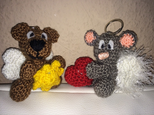 Kostenlose Häkelanleitung - Kleine Engelchenbande - Schlüsselanhänger Taschenbaumler