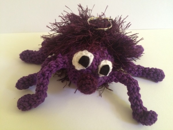 Kostenlose Häkelanleitung -  Kleine Spinne als Schlüsselanhänger - Taschenbaumler