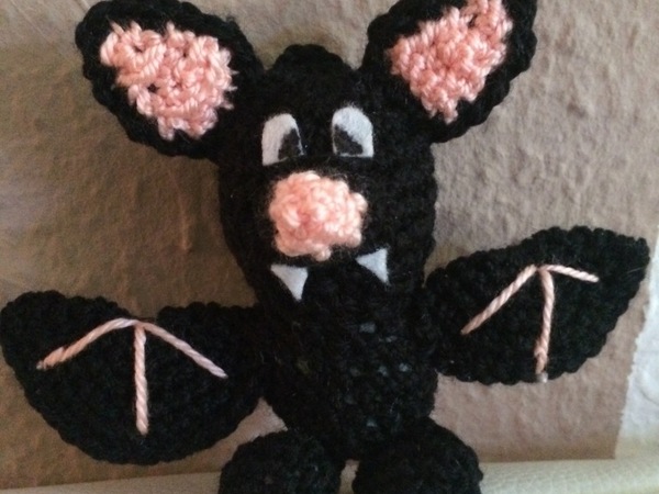 Kostenlose Häkelanleitung - Kleine Fledermaus als Schlüsselanhänger oder Taschenbaumler