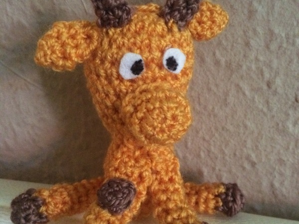 Kostenlose Häkelanleitung - Kleine Giraffe - Schlüsselanhänger Taschenbaumler