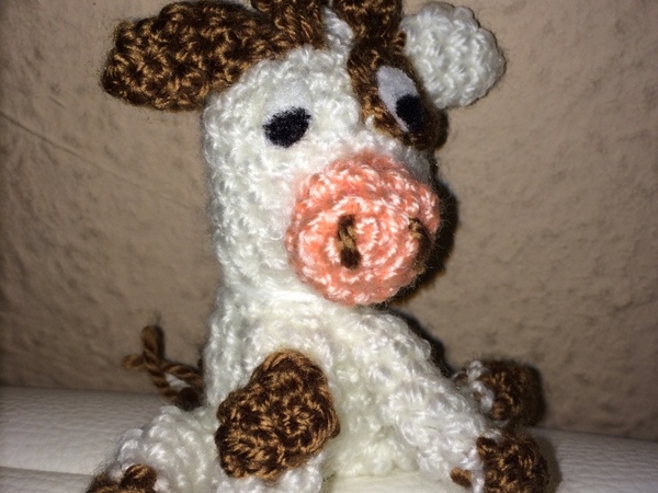 Kostenlose Häkelanleitung - Kleine Kuh -Schlüsselanhänger Taschenbaumler