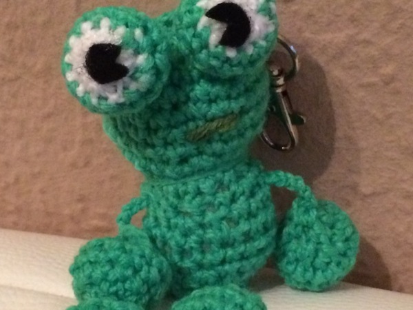 Kostenlose Häkelanleitung - Kleiner Frosch Schlüsselanhänger Taschenbaumler
