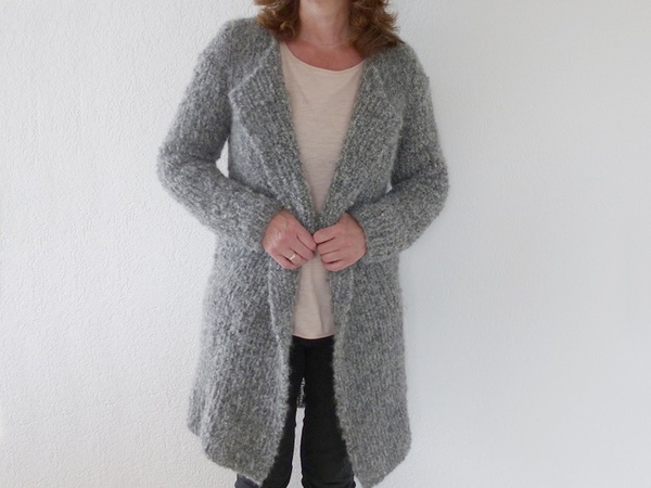 Strickmäntel aus Bouclè Wolle liegen voll im Trend!