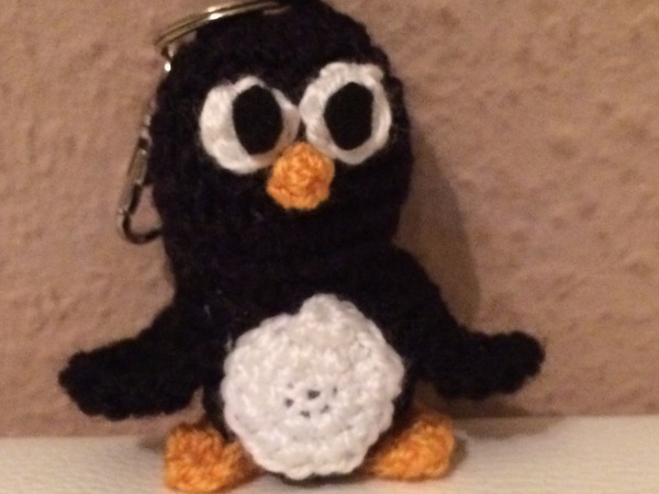 Kostenlose Häkelanleitung - kleiner Pinguin - Schlüsselanhänger - Taschenbaumler