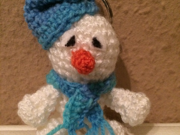 Kostenlose Häkelanleitung - kleiner Schneemann - Schlüsselanhänger . Taschenbaumler