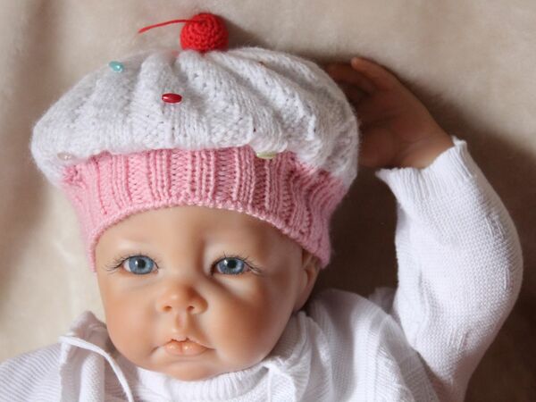 Free Knitting Pattern. Cupcake Baby Hat