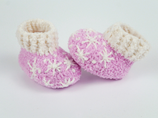 Free Crochet Pattern Cuddly baby shoes with snowflakes