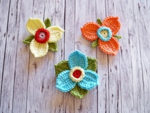 Kostenlose Häkelanleitung: Blume mit Blättern in 3 Varianten Kostenlose Häkelanleitung: Blume mit Blättern in 3 Varianten