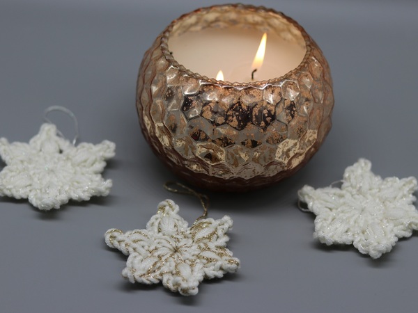 Kostenlose Häkelanleitung für Schneeflocken Anhänger