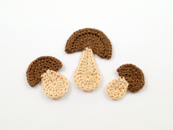 Drei Steinpilze: Streudeko oder Applikation