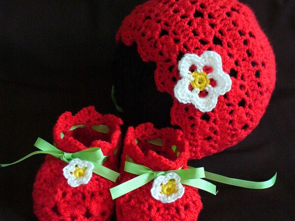 Kostenlose Häkelanleitung für Erdbeer Babyschuhe