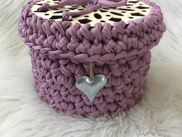 Korb mit Holzdeckel