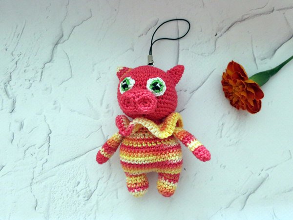 Crochet pig with collar