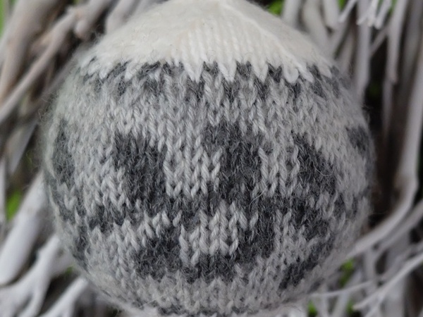 Strickanleitung Weihnachtskugel – Mistelzweig GRATIS