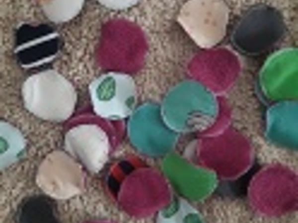 Hier beschreibe ich euch eine nachhaltige Nähanleitung für Abschminkpads aus Stoffresten