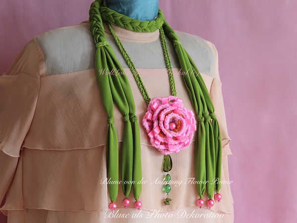 Die Flower Power Blume, hier als Herzblume in Halsketten Variante , eine einfache, schöne , mit an sich wenig Zeitaufwand,gut geeignet für Wollreste