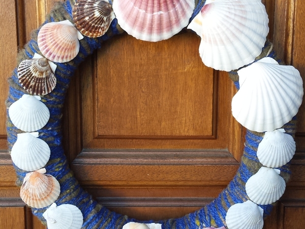 Muscheln vom Urlaub oder vom letzten Muschel-Essen übrig? Ich zeige dir, wie du damit einen hübschen Türkranz gestalten kannst!