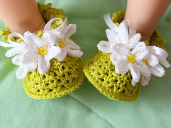Kostenlose Häkelanleitung für Kamillen Babyschuhe