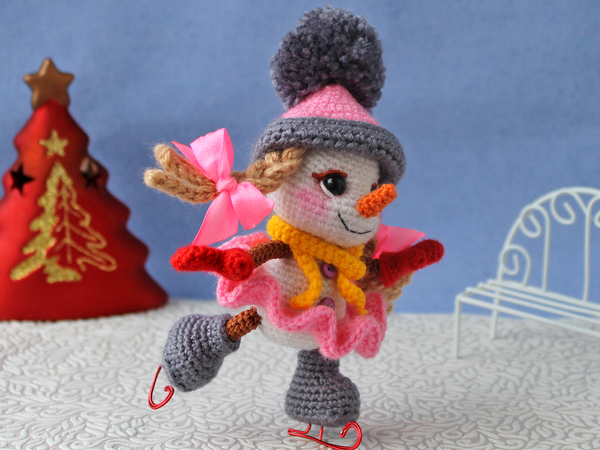 Skirt, hat, pigtails and skates for a snowman