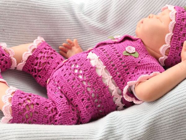 Kostenlose Häkelanleitung für Babyoverall Orchidee