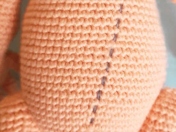 Maschenmarkierer und Verschiebungsmasche beim Häkeln.