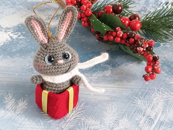 Hase in einer Geschenkbox