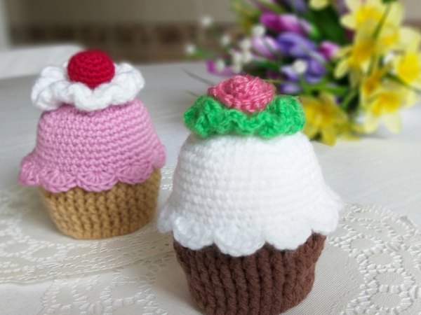 Kuchen. Eierwärmer oder Dekor für ein Osterei