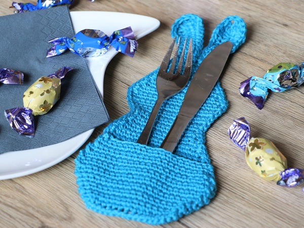 Kostenlose Häkelanleitung für eine Oster-Bestecktasche