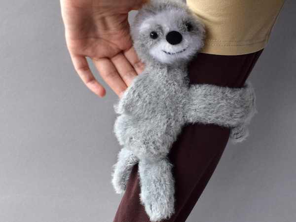 Faultier - eine Tasche auf dem Arm