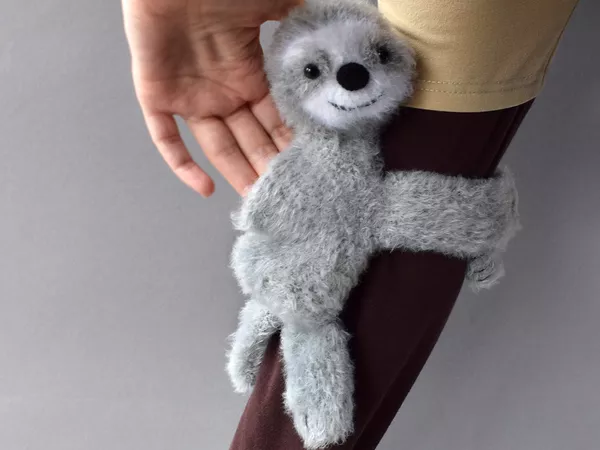 Faultier - eine Tasche auf dem Arm