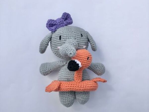 Elefant mit Schwimmring