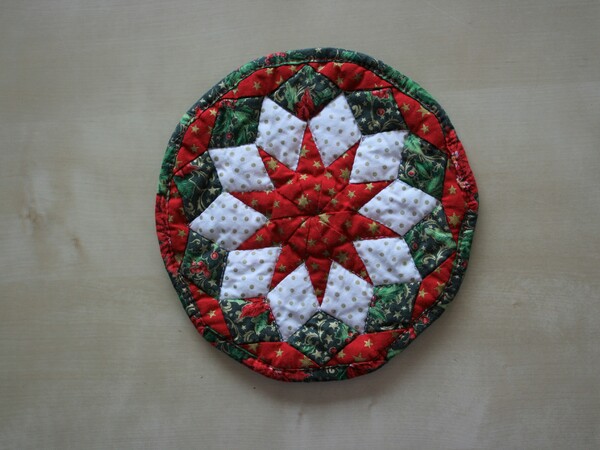 So einfach ist es, einen Mini Quilt mit der Hand zu nähen. Jetzt kannst du mit kleinsten Stoffresten niedliche Quilts nähen. Running Stitch-Methode