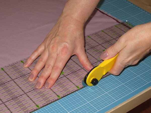 So schneidest du perfekte Streifen, Rechtecke und Quadrate aus Stoff (Stoffreste oder Meterware). Patchwork Basics für Einsteiger