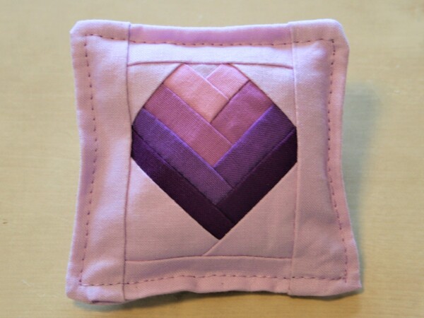 Log Cabin Herz: Anleitung für ein Lavendelsäckchen, Nadelkissen oder als Kopfkissen für das Puppenbett einer Anziehpuppe