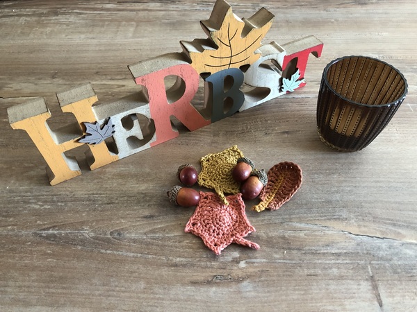 Blätter als Deko für den Herbst häkeln