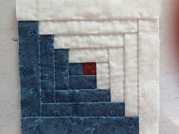 How to draw the traditional Log Cabin Block with light and shadow. An insight into the history of the log cabin block.