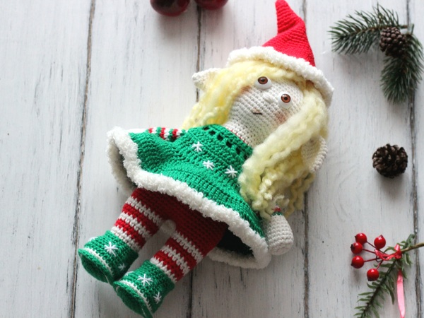 Kleidung für Ellie the Elf. Kostenlose Häkelanleitung
