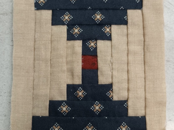 Courthouse Steps Block zeichnen. Eine Variante des Log Cabin Blocks. Natürlich mit historischen Hintergründen zum Block