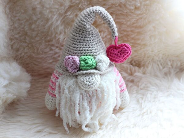 Wichtel häkeln. Kostenlose Häkelanleitung für Wichtel mit Herz